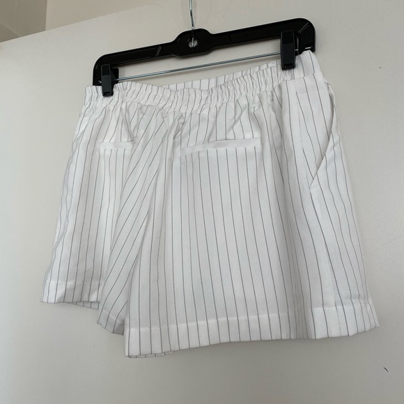 Woven High Rise Shorts - Picture 4 of 4